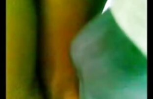 XXX او خودش را به دختر چگونه به مکیدن آلت تناسلی مرد جوان نشان می دهد, چگونه به جای الاغ راست و آنها را به یک سکسس سوپر فاک فراموش نشدنی فوق العاده!