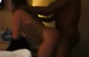 XXX پورنو. خوش تیپ fucks در آشپزخانه یک نوجوان بیب در طبقه و ویدیو فیلم سوپر سکسی از licks بیدمشک